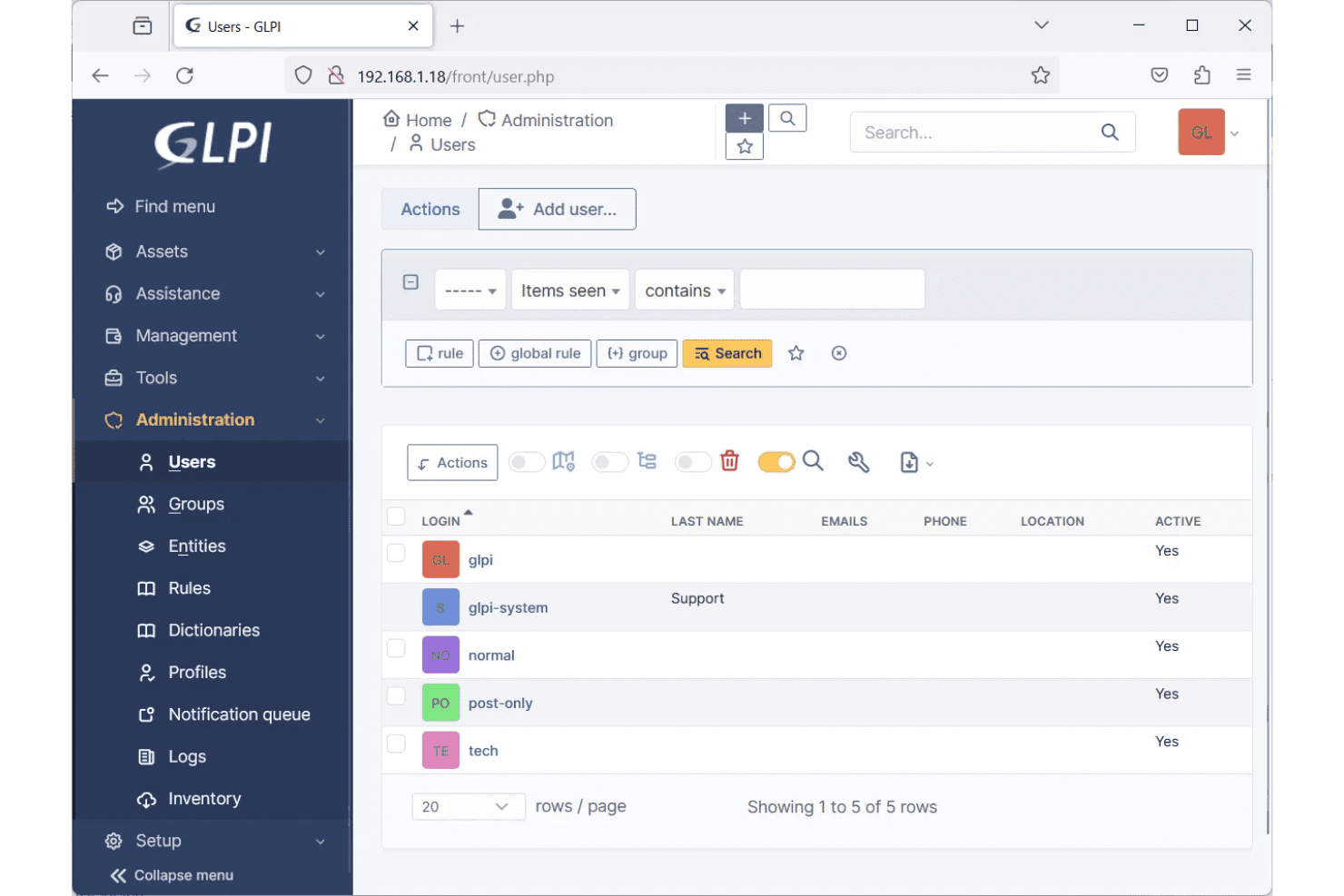 GLPI-administrationspanel, der viser en liste med fem brugerkonti med login og status.