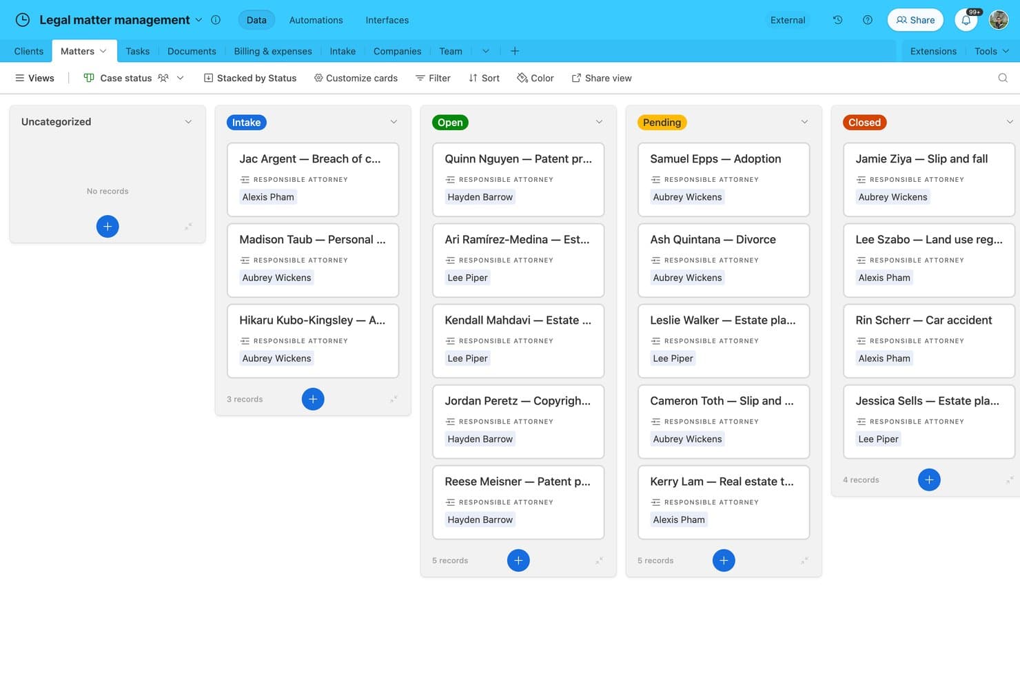 Airtable-Kanban-Board mit rechtlichen Angelegenheiten, gruppiert nach Fallstatus und zugewiesenen Anwälten