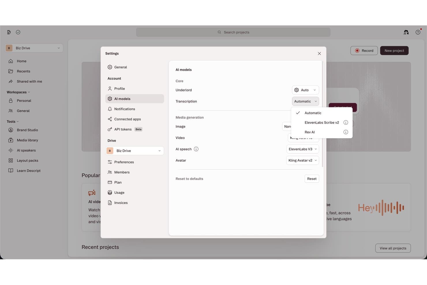 Descript-instellingenpaneel met opties voor AI-transcriptiemodellen, waaronder Automatisch, ElevenLabs Scribe v2 en Rev AI.