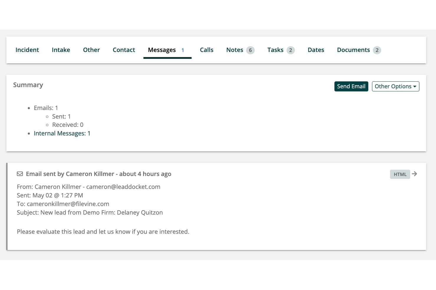 Fanen Beskeder i Lead Docket viser en oversigt over e-mails og et panel med oplysninger om en sendt e-mail.