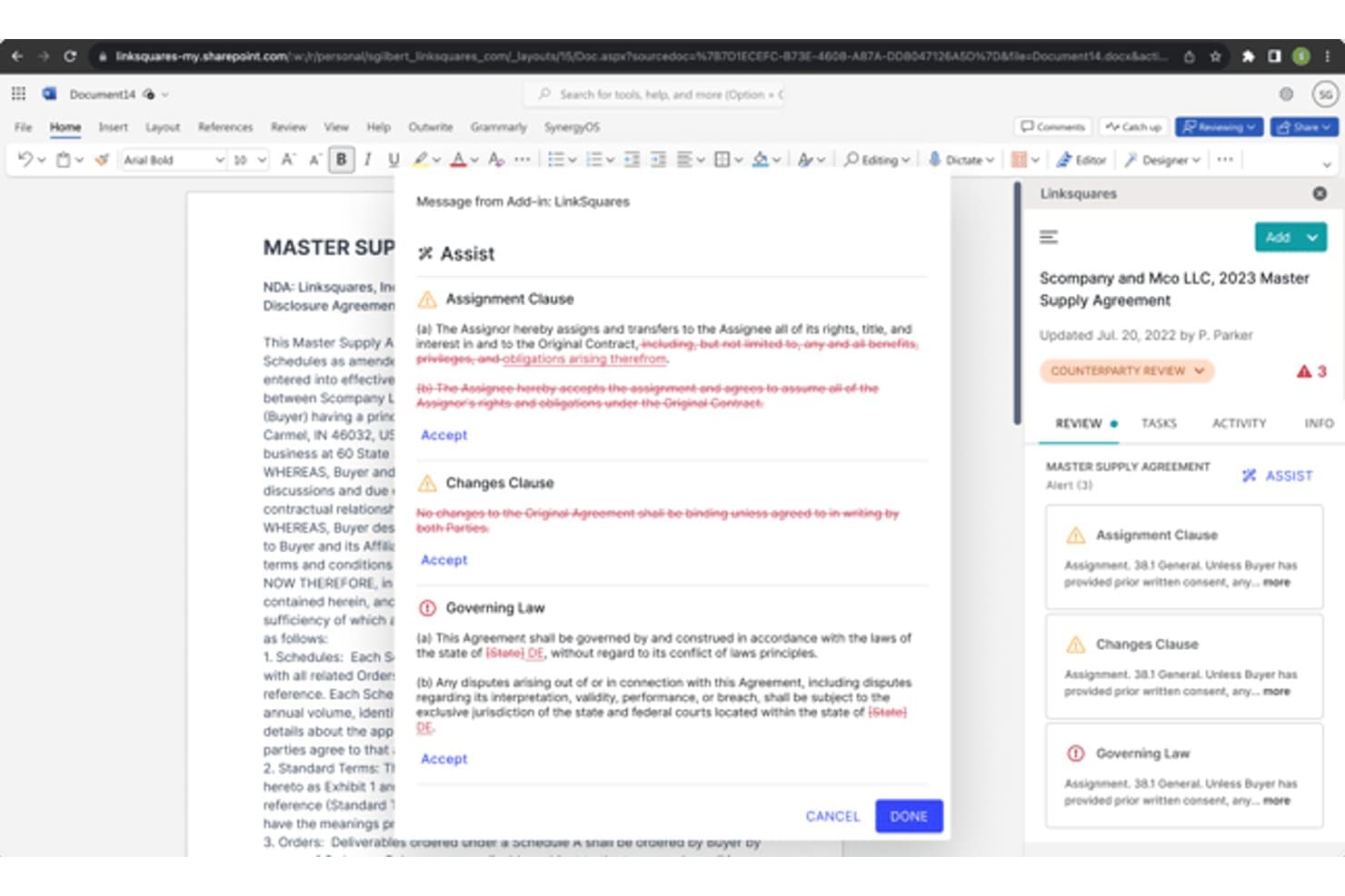 LinkSquares' AI-assistentpanel fremhæver kontraktklausuler i et Word-dokument.